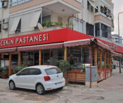 Keskin Pastanesi Alanya’da vitrine dizilmiş yaş pastalar, kuru pastalar ve geleneksel tatlı sunumları