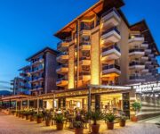 Alanya Kleopatra Plajı kıyısında yer alan Kleopatra Ada Beach Hotel'in denize sıfır dış görünümü