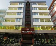 Kleopatra Aytur Apart Hotel’in havuza bakan balkonlu odaları ve Akdeniz’e yakın konumu.