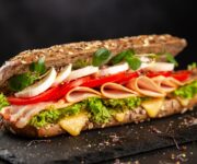 Alanya’da hizmet veren Bi' Sandwich işletmesinin dış cephesi ve sandviç menüsünün sergilendiği vitrin alanı