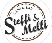 Steffi & Melli Alanya’nın sıcak atmosferinde sunulan taze kahvaltı tabağı ve şık kafe dekorasyonu