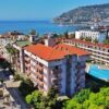 Maren City Apart Hotel’in balkonlu odaları ve açık yüzme havuzu ile Alanya şehir manzarası.