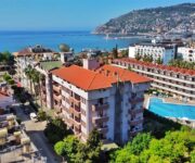 Maren City Apart Hotel’in balkonlu odaları ve açık yüzme havuzu ile Alanya şehir manzarası.