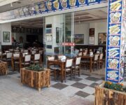 Meram Restaurant Alanya dış mekân oturma alanı ve Akdeniz manzaralı restoran görünümü