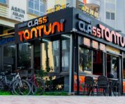 Mersin Class Tantuni’de servis edilen, sıcak sacda hazırlanmış bol etli tantuni dürüm; yanında limon dilimi, acı biber turşusu ve ayran eşliğinde masada görüntülenmiş