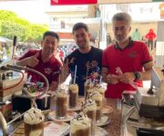 Alanya’da deniz manzaralı Cafe Sal - Şal Kafe'de kahve servisi yapılan masa