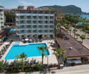 “Riviera Hotel & Spa Alanya’nın palmiyelerle çevrili açık yüzme havuzu, balkonlu odaları ve Kleopatra Plajı’na yakın konumu.”