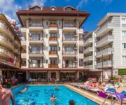 Alanya Oba’da deniz manzaralı Oba Time Restaurant & Bar’ın akşam saatlerinde aydınlatılmış dış görünümü.