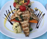 Etçi Elçi Kebap Alanya’da taş fırında pişirilmiş kebap çeşitlerinin sunulduğu otantik sofralar ve geleneksel iç mekân