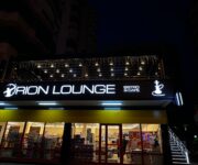 Mr. Hope Cafe Bistro & Lounge Alanya'nın modern dekorasyonu ve şık oturma alanı, akşam atmosferinde nargile ve canlı müzik keyfi sunuyor.