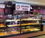 Çilekli kafe Alanya’da renkli bir masa üzerinde çilekli tatlılar ve kahve sunumu