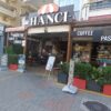 HANCI Bistro & Patisserie Alanya’da kahve ve taze pasta servisiyle hazırlanmış şık bir masa