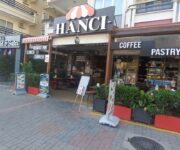 HANCI Bistro & Patisserie Alanya’da kahve ve taze pasta servisiyle hazırlanmış şık bir masa