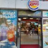 Burger King Alanya’da Whopper menü sunumu; közlenmiş burger köftesi, patates kızartması ve buz gibi kola ile tepsi üzerinde hızlı servis sunumu
