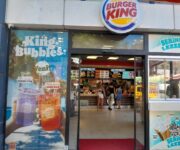 Burger King Alanya’da Whopper menü sunumu; közlenmiş burger köftesi, patates kızartması ve buz gibi kola ile tepsi üzerinde hızlı servis sunumu