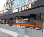Alanya Köşem Köfte restoranında tabakta servis edilen ızgara köfte menüsü