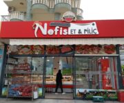 NEFİS ET MANGAL restoranında közde pişmiş karışık ızgara et tabağı ve geleneksel meze çeşitleri Alanya