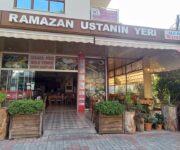 Alanya'da Ramazan Ustanın Yeri restoranının dış cephesi ve giriş tabelası