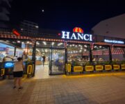 Hancı Bistro & Patisserie Mahmutlar Merkez Şubesi’nde kahve ve taze pasta eşliğinde hazırlanan servis masası. alanya