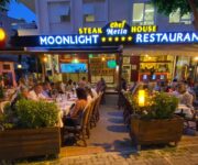 Alanya’daki Asalet Restaurant CHAPA GROUP’ta özenle sunulan et ve mezelerden oluşan şık akşam yemeği masası