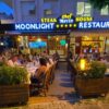 Moonlight Restaurant & Bar Alanya'nın şık açık terasında, özenle sunulmuş Türk mutfağı ve ızgara et tabaklarıyla akşam yemeği servisi.