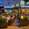 "Alanya’da deniz manzaralı Norden Restaurant & Grill Bar’ın açık hava oturma alanı ve şık masa düzeni"