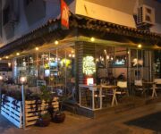 Güzeller Kafeterya Alanya menüsü taş kredir, fiyatlı wrap, kebap, çorba ve kahvaltı seçeneklerini içeren bir pano üzerinde.