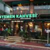 Kestel Alanya’da deniz manzaralı Yemen Kahvesi şubesi, geleneksel dekorasyonuyla kahve keyfi sunuyor.