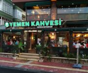 Kestel Alanya’da deniz manzaralı Yemen Kahvesi şubesi, geleneksel dekorasyonuyla kahve keyfi sunuyor.