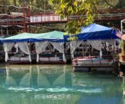 Dimçayı Çağlar Piknik'te yeşillikler içinde serin su kenarında kurulmuş aile piknik alanı ve restoran bölümü.