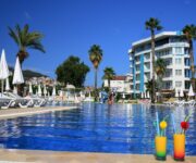 M.C.A Marquis Hotel’in Akdeniz manzaralı balkonlu odaları ve dış cephe mimarisi.