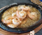 80s Prime Beach Alanya'nın retro temalı sahil konsepti ve deniz kenarında rengârenk şezlonglar