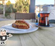 Hardal Pastanesi Alanya’da vitrine dizilmiş renkli yaş pastalar ve taze tatlı çeşitleri