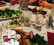 Alanya’daki İZBEE Köfte Kokoreç Evi’nde közde pişirilmiş kokoreç ve ızgara köfte tabağı