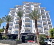 Alanya'da merkezi konumda yer alan modern ve konforlu Ramira Joy Hotel'in dış cephesi