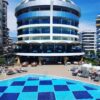 Sunprime C-Lounge Hotel Alanya’nın sonsuzluk havuzu ve Akdeniz manzaralı teras alanı.
