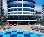 Sunprime C-Lounge Hotel Alanya’nın sonsuzluk havuzu ve Akdeniz manzaralı teras alanı.