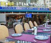 Tosmur Steak House Alanya’da şık sunumlarla servis edilen ızgara et tabağı ve sıcak ambiyans.