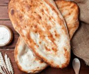 Türkler Ekmek Alanya’da yeni çıkan sıcak taş fırın ekmeklerinin tezgâha dizilmiş hali