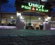 Umut Pide Salonu’nda taş fırında pişirilmiş sıcak kuşbaşılı pide sunumu. Alanya