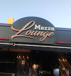 Mezze Lounge Alanya’da deniz manzarası eşliğinde mezeler ve şık sunumlar.