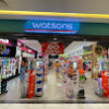 WATSONS Alanyum mağazasında sergilenen kozmetik, kişisel bakım ve cilt bakım ürünleri rafları.