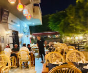 Stay Kitchen and Bar’da modern dekorasyonlu bir ortamda sunulan şık tabaklar ve özel kokteyller.