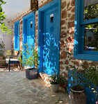 Yetişkinlere özel Lemon Villa Hotel’in taş mimarili binası ve huzurlu bahçe alanı, Alanya