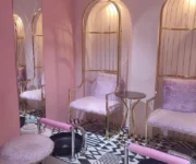 "Nuray Beauty Studio – modern dekorasyonu ve profesyonel ekibiyle güzellik ve bakım hizmetleri sunan şık salon."