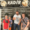 Kuaför Kadir’in Alanya’daki modern salon içi ve dış cephe görüntüsü, berber koltukları ve saç bakım alanlarıyla öne çıkıyor.