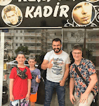 Kuaför Kadir’in Alanya’daki modern salon içi ve dış cephe görüntüsü, berber koltukları ve saç bakım alanlarıyla öne çıkıyor.