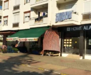 Alanya’da taze meyve ve sebze sunan Aydoğan Manav’da günlük ürünler hijyenik koşullarda tezgâhlarda sergileniyor.