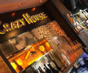 CRAZY HORSE Grill & Wine Premium Bar’da şık dekorasyon eşliğinde gurme ızgara lezzetleri ve seçkin şarap çeşitleri sunuluyor.