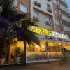 Şeker's Restaurant’ın açık hava terasında servis edilen et yemekleri, mezeler ve salatalarla donatılmış masalar; arka planda yeşillikler ve doğal ışık eşliğinde görüntülenmiş